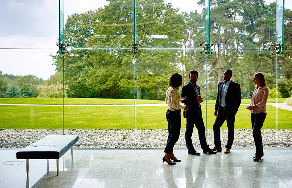 grouptalkingstronglightwindows